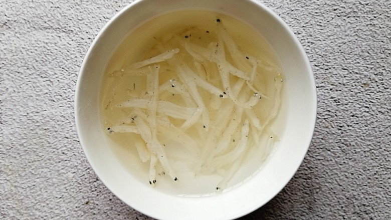 生菜小银鱼蛋饼,取适量的小银鱼干,提前用清水浸泡15分钟
