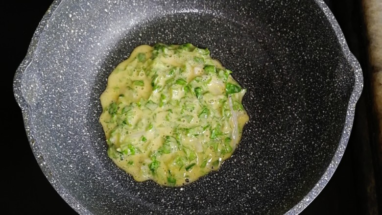 生菜小银鱼蛋饼,不粘锅刷一层油,倒入所有饼糊摊匀,小火慢煎
