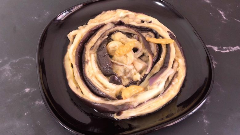蒜香蒸茄子(泡椒蒜泥版),再放上几个泡椒。