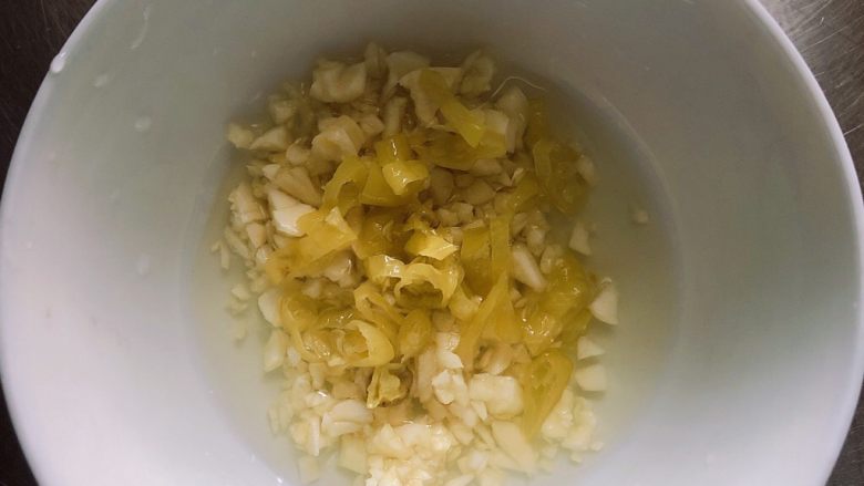 蒜香蒸茄子(泡椒蒜泥版),再放一些泡椒碎。
