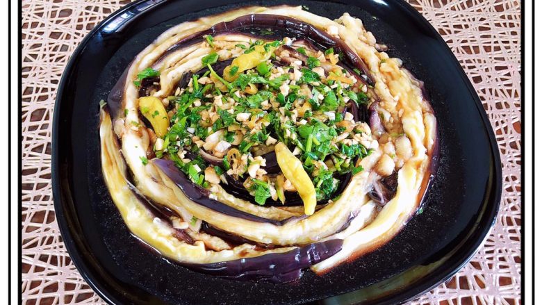 蒜香蒸茄子(泡椒蒜泥版),一盘爽口的泡椒凉拌蒜泥茄条就做好了。