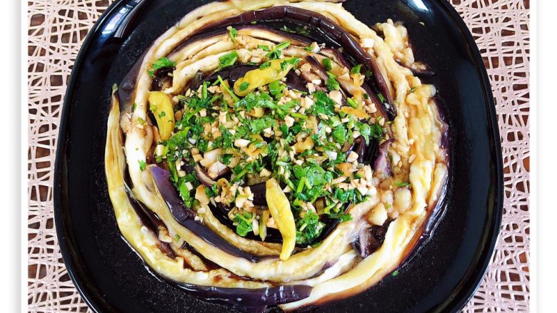 蒜香蒸茄子(泡椒蒜泥版),放入冰箱冰镇半小时再吃,味道会更好哟!