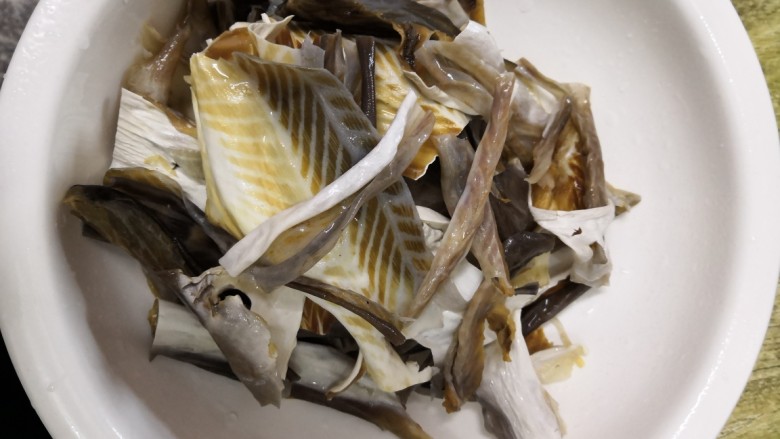 香脆鲨鱼皮,泡软后,剪成小段