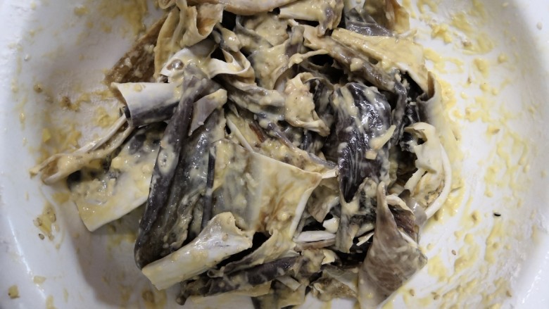 香脆鲨鱼皮,搅拌均匀后,腌制15分钟