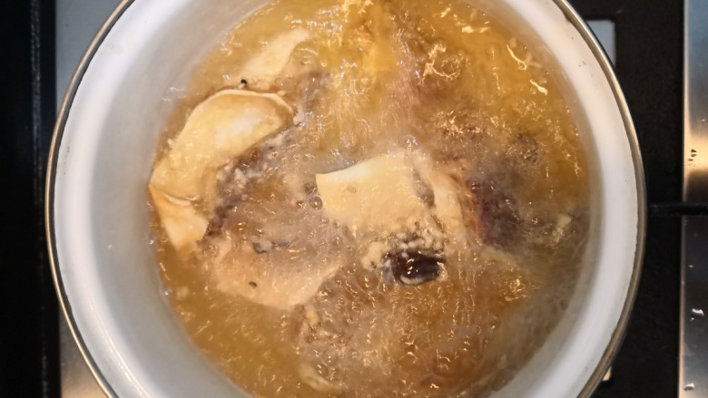 香脆鲨鱼皮,把鲨鱼皮,炸至两面金黄