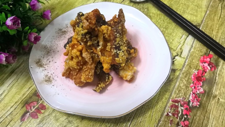 香脆鲨鱼皮,装盘,洒上胡椒粉,即可上桌