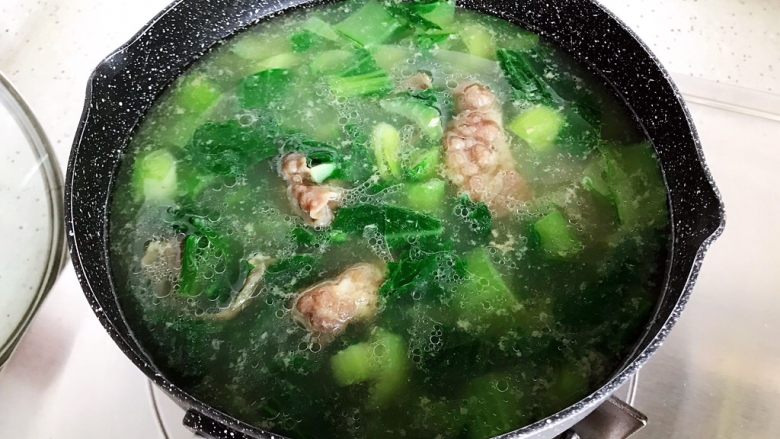 青菜肥牛汤,转小火继续煮2分钟