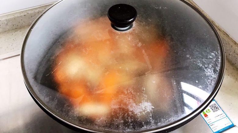 蚝油胡萝卜香菇土鸡蛋,盖上锅盖,转中小火焖煮2.3分钟
