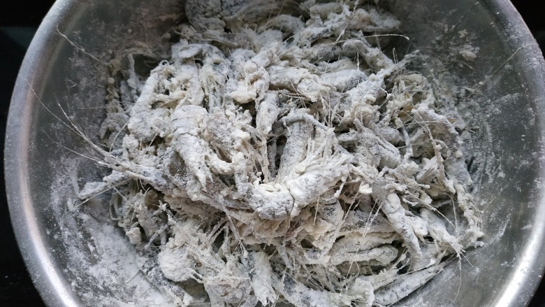 椒盐河虾,不用放水,河虾上有水分,直接搅拌均匀即可