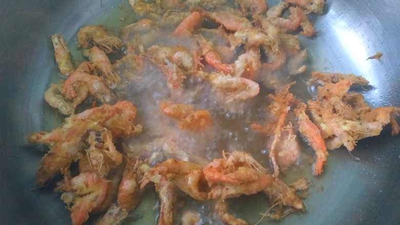 椒盐河虾,变色后用筷子搅动,以免面粉脱落