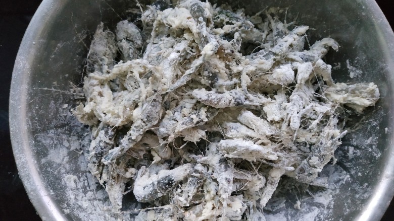 椒盐河虾,放置一会儿,水分充分吸收到面粉中,以免有干面粉