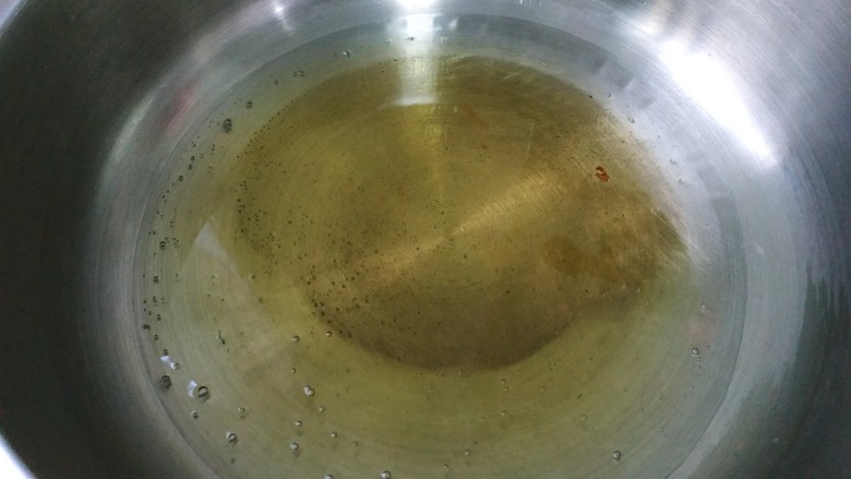 椒盐河虾,锅中倒入适量植物油,烧热