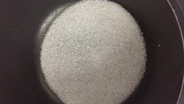 焦糖鸡蛋布丁,首先我们制作焦糖液,先把30g的白砂糖放入干净的锅中。开小火加热。