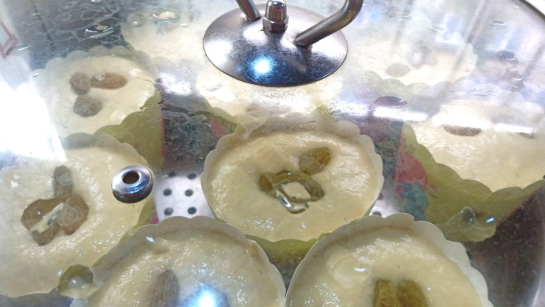 葡萄干玉米面发糕,水开后,放入锅中大火蒸20分钟,关火焖3分钟。