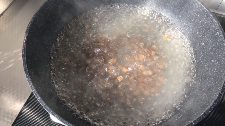 珍珠奶茶,水烧开后加入适量珍珠,再烧开后转小火煮15分钟。