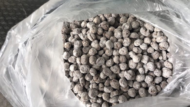 珍珠奶茶,珍珠是我自己做的,放在冷冻里随时用。红糖、黑巧克力加少许水烧至溶化关火,趁热加入木薯粉揉成面团后搓成小球,撒层薄薄的木薯粉防粘连冷冻即可。