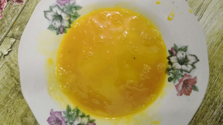 韭菜炒鸡蛋,<a style='color:red;display:inline-block;' href='/shicai/ 9'>鸡蛋</a>磕入碗中,搅拌均匀