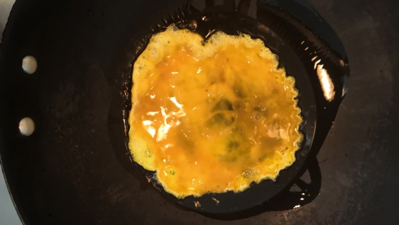 韭菜炒鸡蛋,油热,倒入鸡蛋液