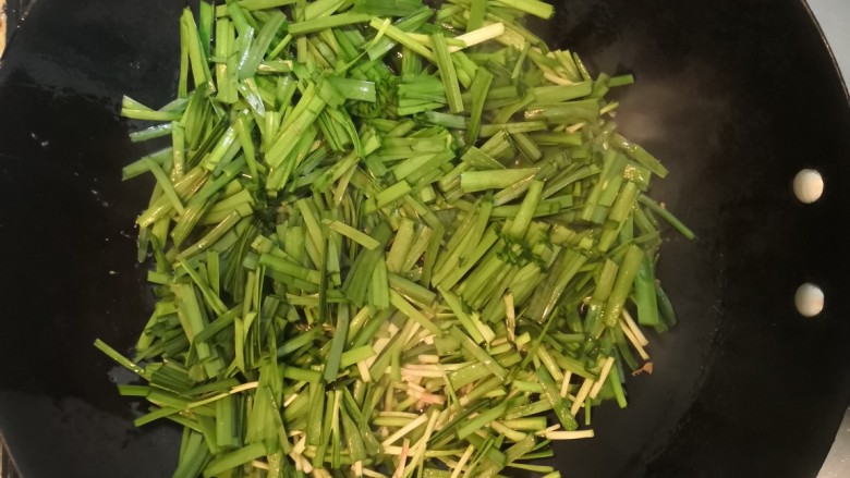 韭菜炒鸡蛋,锅留底油,倒入韭菜