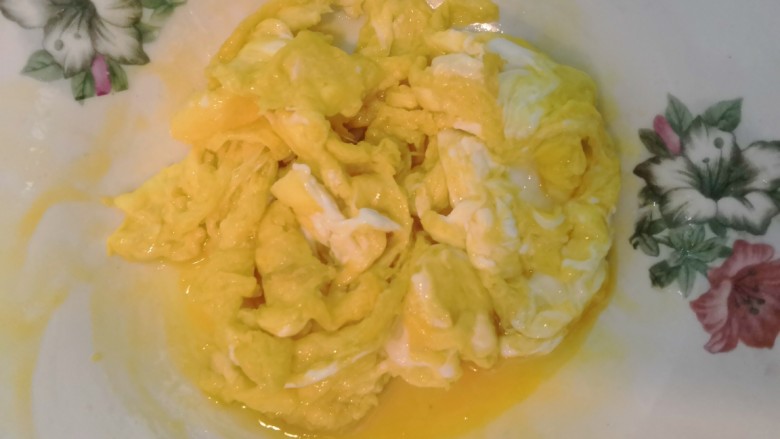 韭菜炒鸡蛋,鸡蛋液,凝固定型后,盛出备用