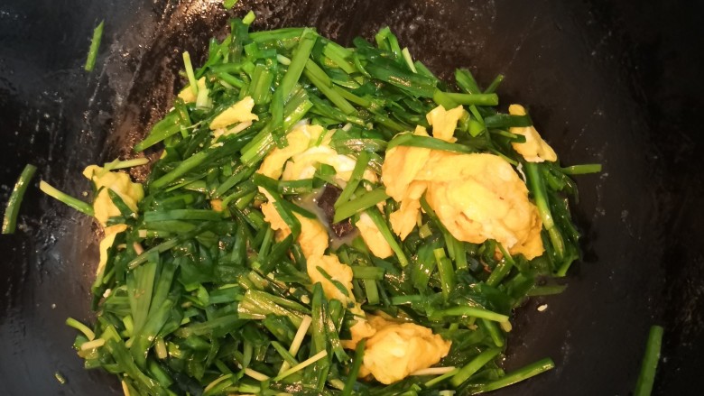 韭菜炒鸡蛋,再次翻炒均匀,至韭菜断生