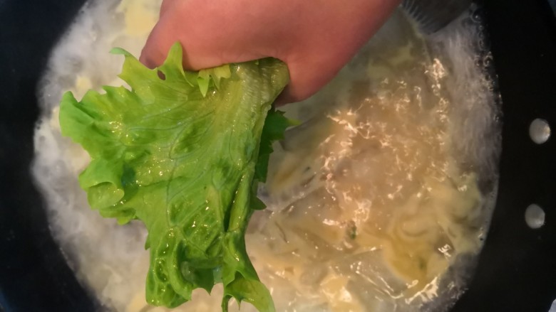 鲫鱼粉皮汤,水再次滚开,放入生菜