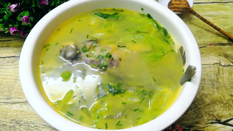 鲫鱼粉皮汤,搅拌均匀后,即可盛出,上桌