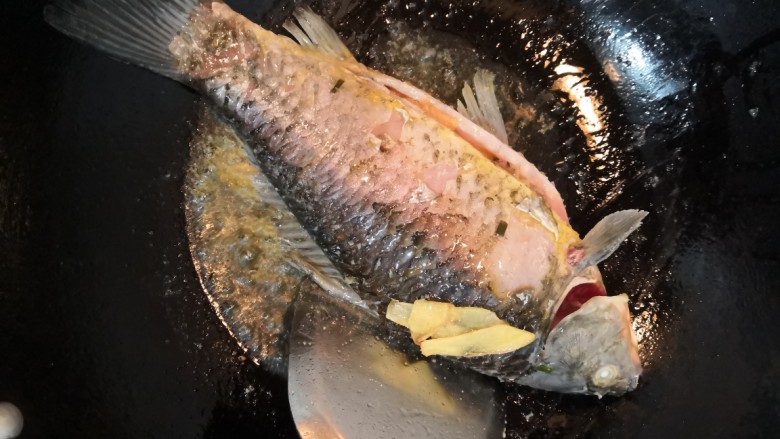 鲫鱼粉皮汤,煎至鲫鱼,两面金黄