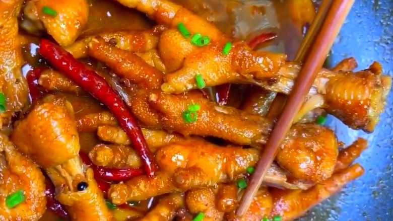麻辣凤爪,大火收嘎干汤汁略为浓稠,撒上葱花即可