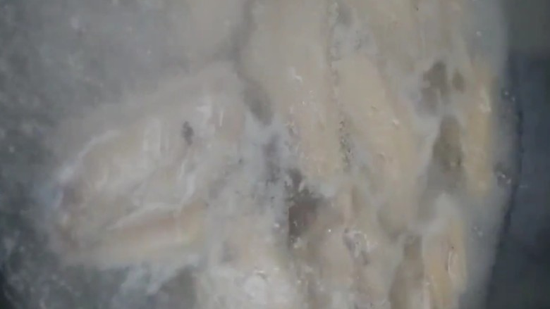可乐鸡翅,凉水下锅开锅煮出浮沫