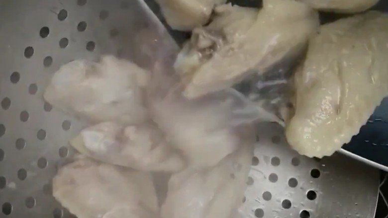 可乐鸡翅,倒出清洗干净控水