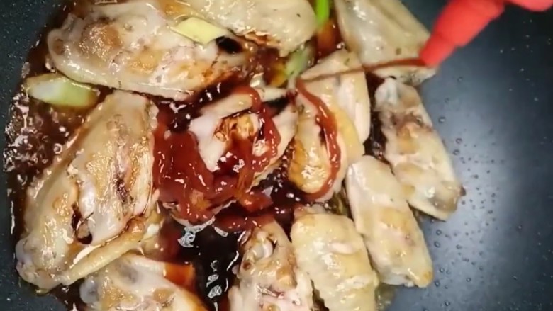 可乐鸡翅,放入少许<a style='color:red;display:inline-block;' href='/shicai/ 718'>料酒</a>，<a style='color:red;display:inline-block;' href='/shicai/ 788'>生抽</a>，耗油，<a style='color:red;display:inline-block;' href='/shicai/ 762'>老抽</a>，<a style='color:red;display:inline-block;' href='/shicai/ 699'>番茄酱</a>