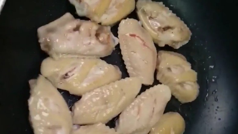 可乐鸡翅,我们的口号起油烧锅，下入鸡翅煎至两面金黄