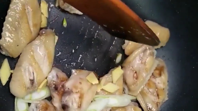 可乐鸡翅,加葱姜炒香