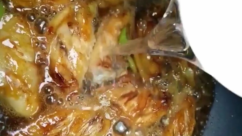 可乐鸡翅,加少许的水没过鸡翅，盐调味
