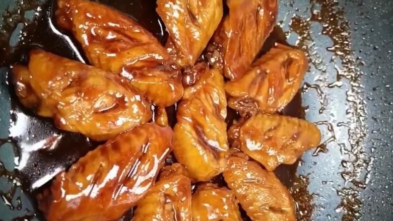 可乐鸡翅,大火收汁至汤汁浓稠