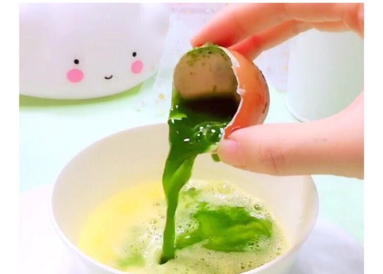 8+补铁双色蛋羹,加3次半个鸡蛋壳的菠菜汁,搅拌均匀