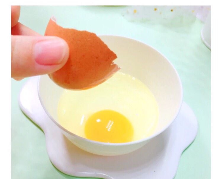 8+补铁双色蛋羹,鸡蛋打散,留半个鸡蛋壳