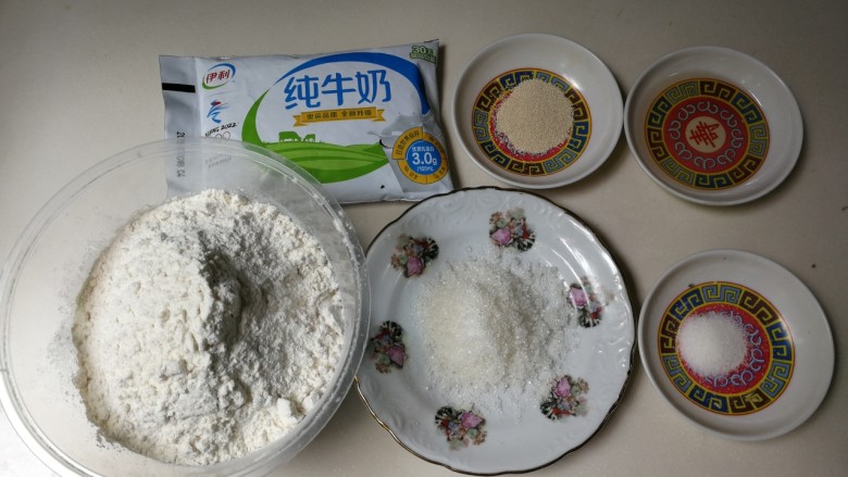 没有鸡蛋的面包,准备好食材:高筋粉,牛奶,砂糖,发酵粉,盐,玉米油