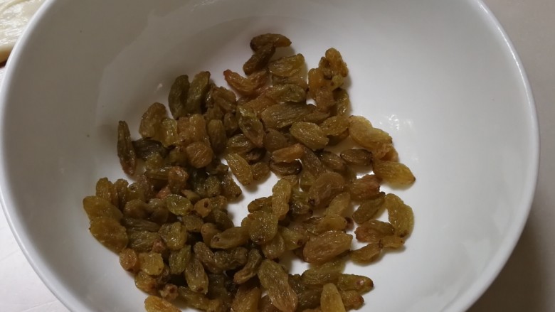 没有鸡蛋的面包,这时候刚好清洗葡萄干,沥干水