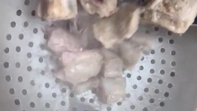 糖醋排骨,倒出清洗干净