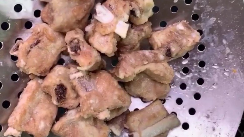 糖醋排骨,炸至外表定型倒出控油