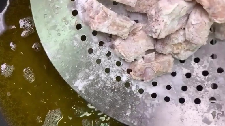 糖醋排骨,油温六成热下锅炸中火炸一分钟