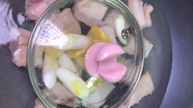 糖醋排骨,盖上锅盖小火慢炖十五分钟