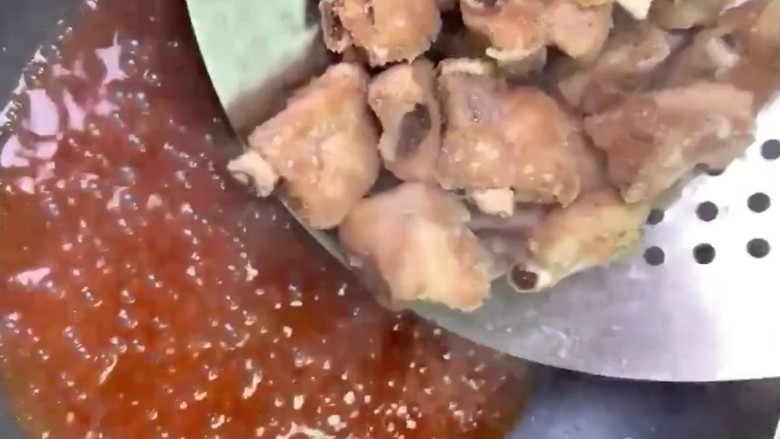 糖醋排骨,熬开后下入排骨