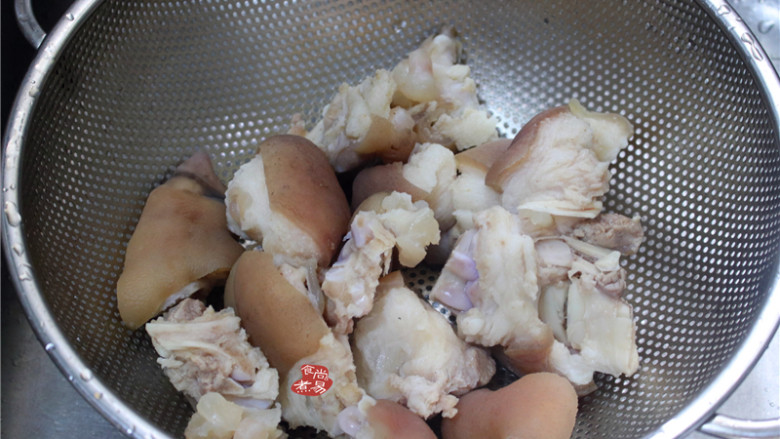 南乳冬菇焖猪手,将猪手捞出,用凉水清洗干净,沥干待用。
