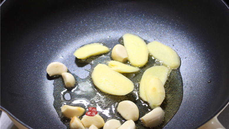 南乳冬菇焖猪手,烧热炒锅,倒入少许食用油,将蒜瓣、生姜炒出香。