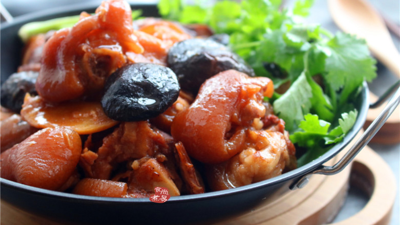 南乳冬菇焖猪手,解压后将猪手盛出,上面撒上一点<a style='color:red;display:inline-block;' href='/shicai/ 131'>香菜</a>装饰即可食用。