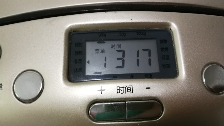 没有鸡蛋的面包,启动面包机甜面包程序,质量500克,烧色浅