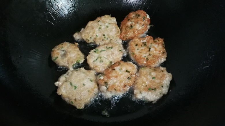 洋葱胡萝卜烧肉圆,锅中放入适量油烧热,用勺子挖出肉糜放入锅中,煎至金黄盛出来